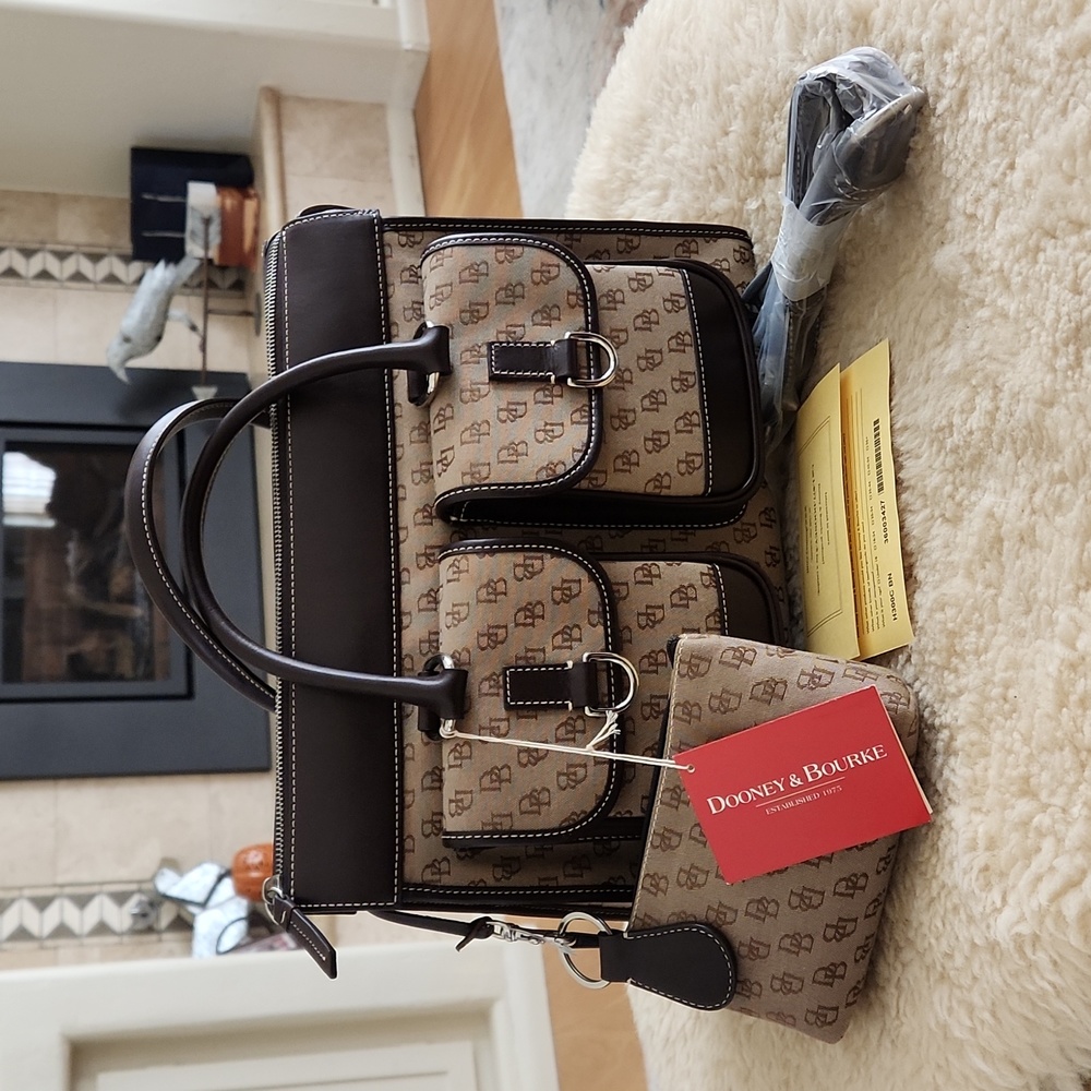 Beautiful NWT Dooney & Bourke Large Double Pocket Signature Tote Set 🤎👜
